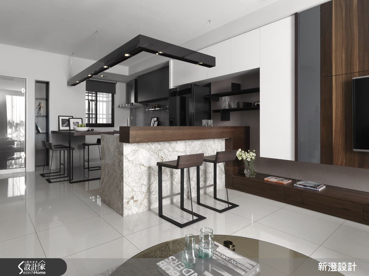 設計師為一家三口的 50 坪的預售屋，利用石材紋理與鏡